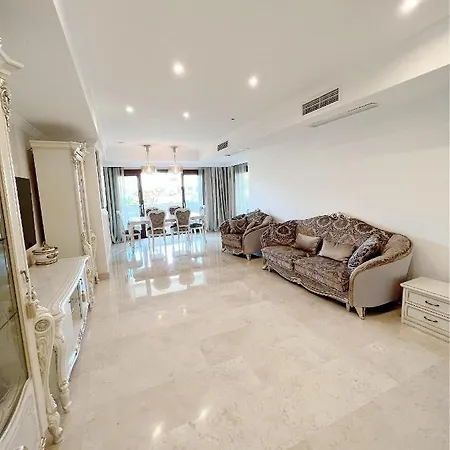 Luxurious Golden Mile Apartment *