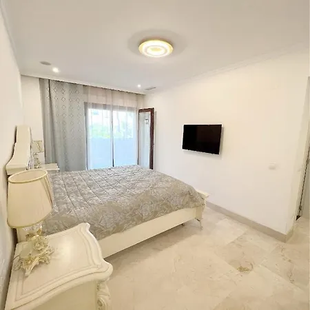 Luxurious Golden Mile Apartment *