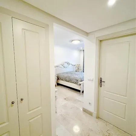 Luxurious Golden Mile Apartment *