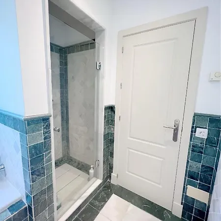 Luxurious Golden Mile Apartment